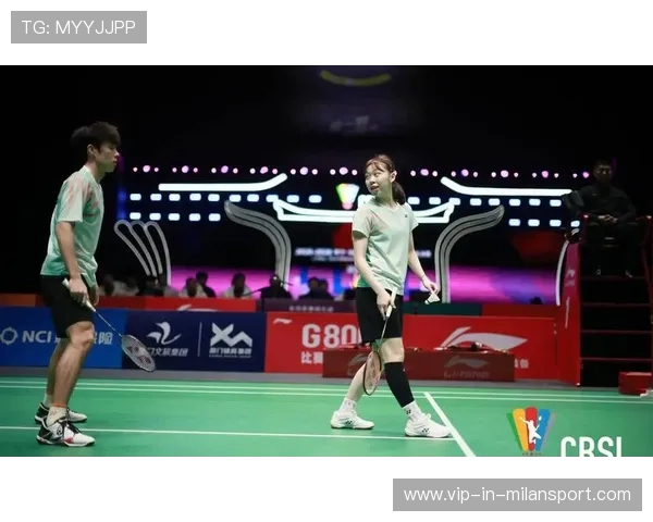 羽毛球选手回球深远牵制对手布局成功—用深远回球改变比赛节奏的实战解码