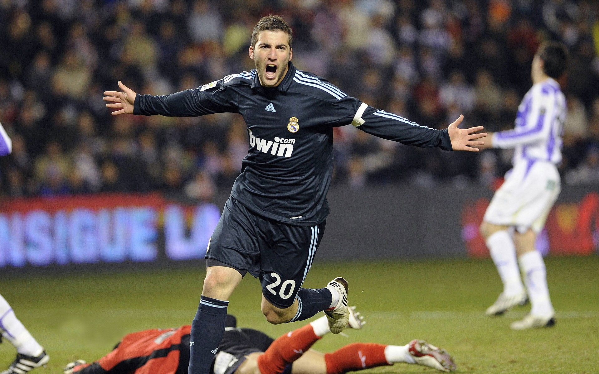 新星球员逐渐适应节奏成为球队未来可期的中坚力量，球星新秀